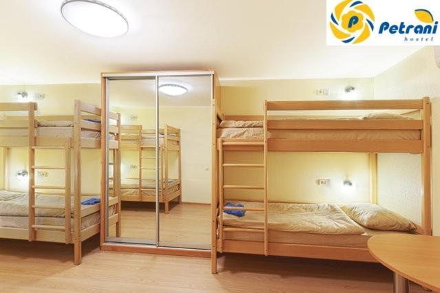Petrani Hostel Kiev Ngoại thất bức ảnh