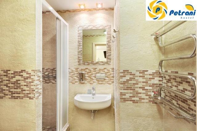 Petrani Hostel Kiev Ngoại thất bức ảnh
